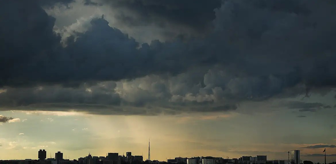 Frente fria chega com potencial para temporais no litoral de SP