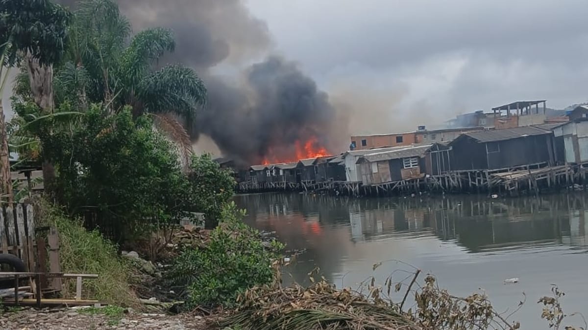 Incêndio atinge Zona Noroeste de Santos nesta quinta