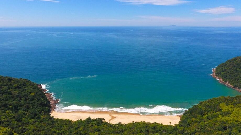O caminho até a famosa Praia Brava é relativamente tranquilo e bem sinalizado