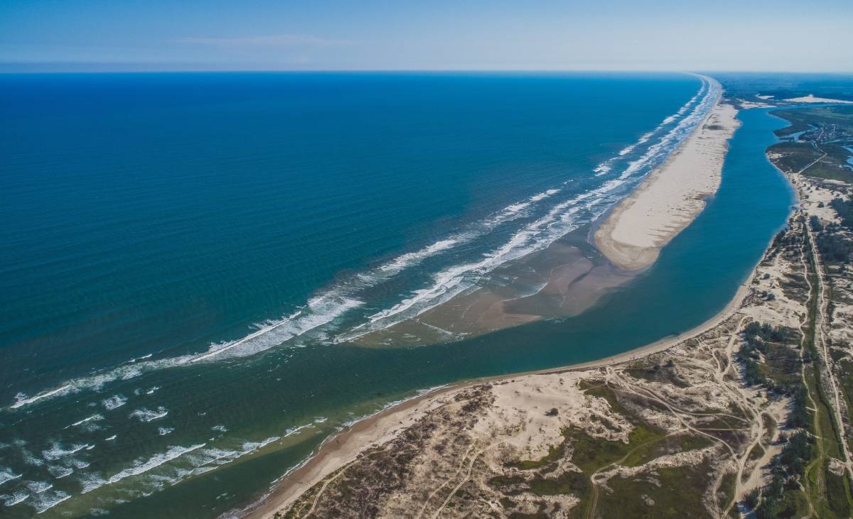 A principal delas é a orla de 13 km, ideal para tomar sol, praticar atividades físicas e bastante visitada por moradores e turistas