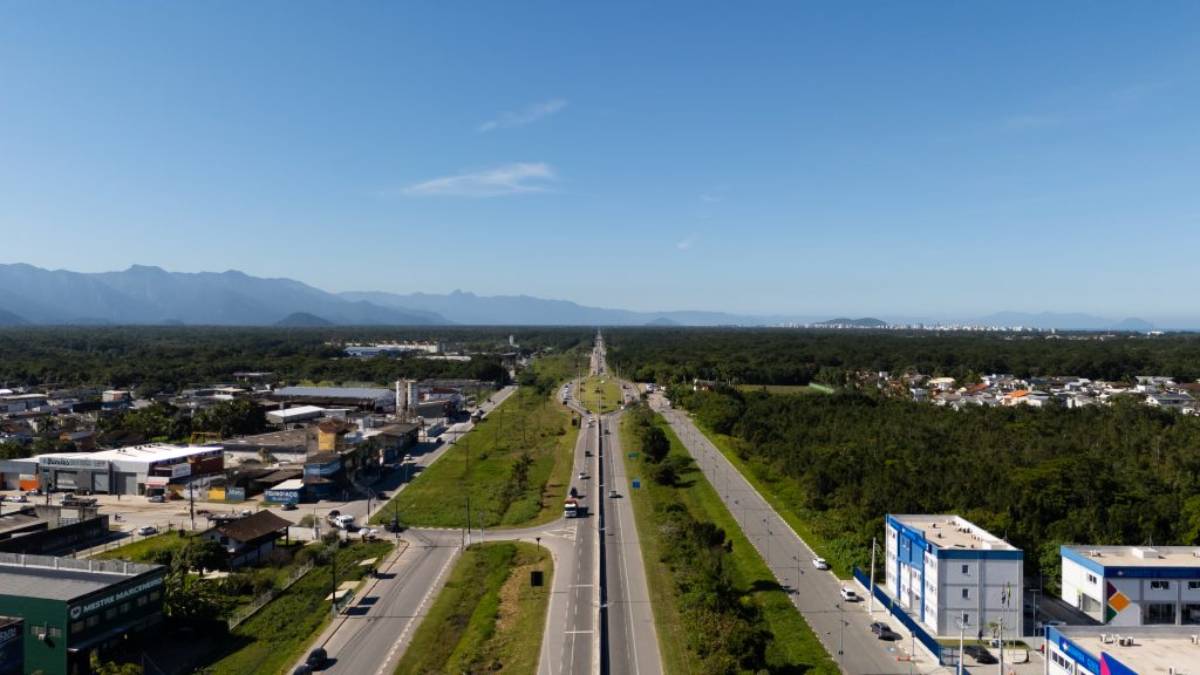 O trecho que liga Bertioga a Santos deve receber ciclovia em toda a extensão, de cerca de 36 quilômetros, além de ser totalmente duplicado