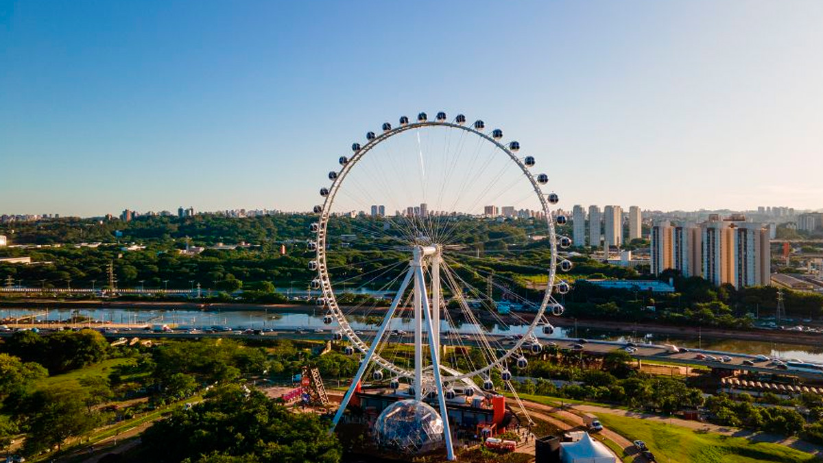 Com seus imponentes 91 metros de altura, a Roda Rico é a maior roda-gigante da América Latina