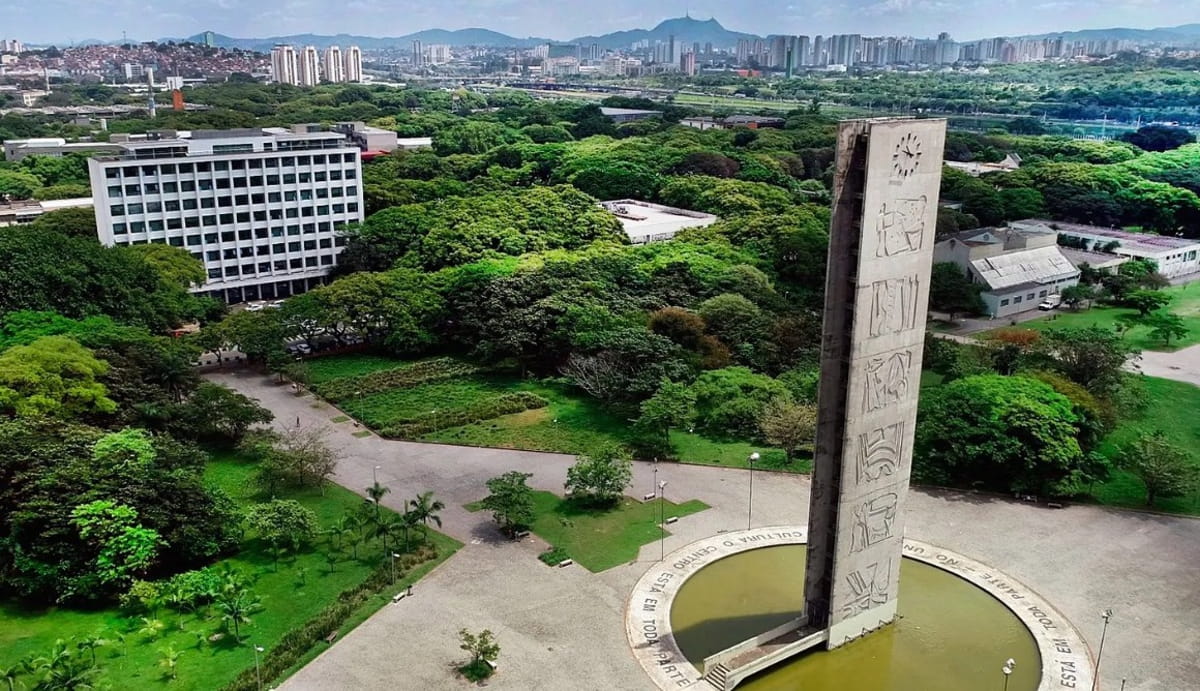 A USP (Universidade de São Paulo) é frequentemente reconhecida como a maior universidade do Brasil, tanto em termos de número de alunos quanto de reconhecimento e impacto na pesquisa e ensino