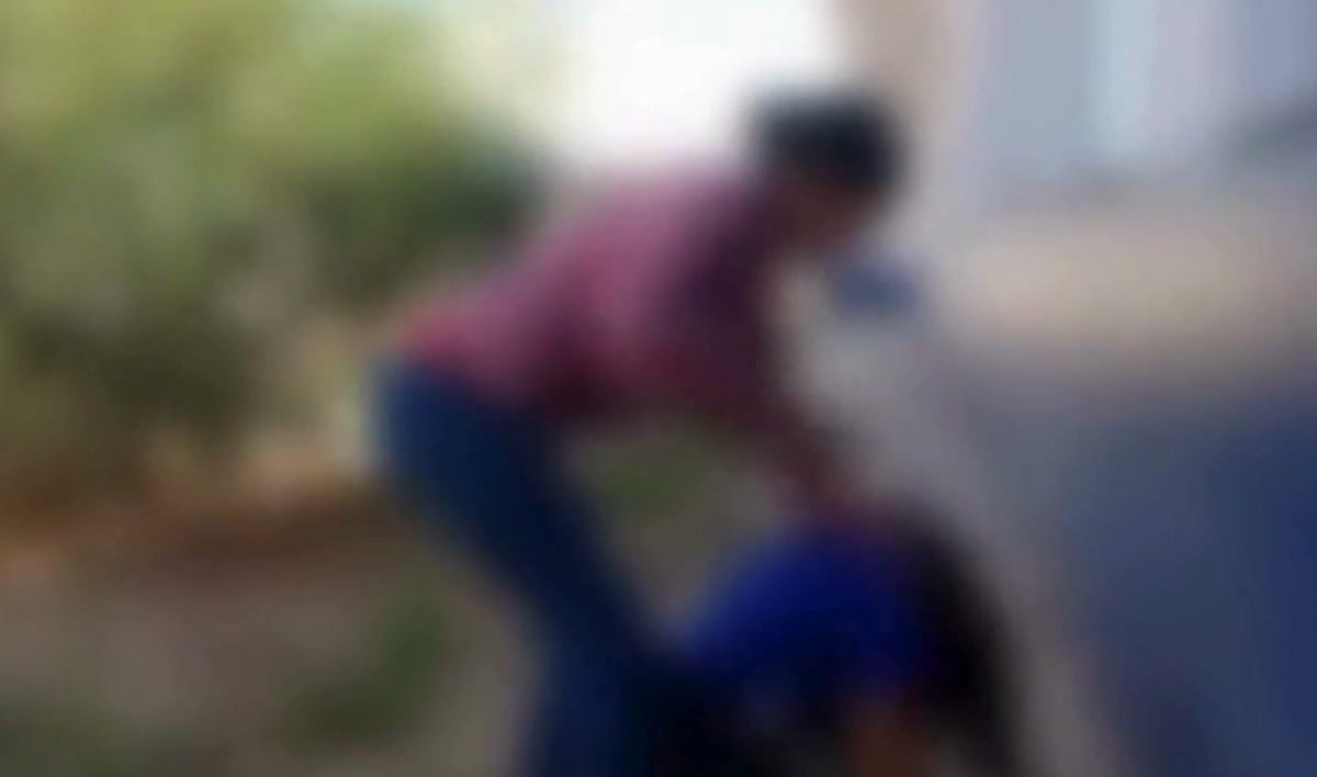 Violência aconteceu no interior da escola e foi registrada em vídeo pelas próprias agressoras