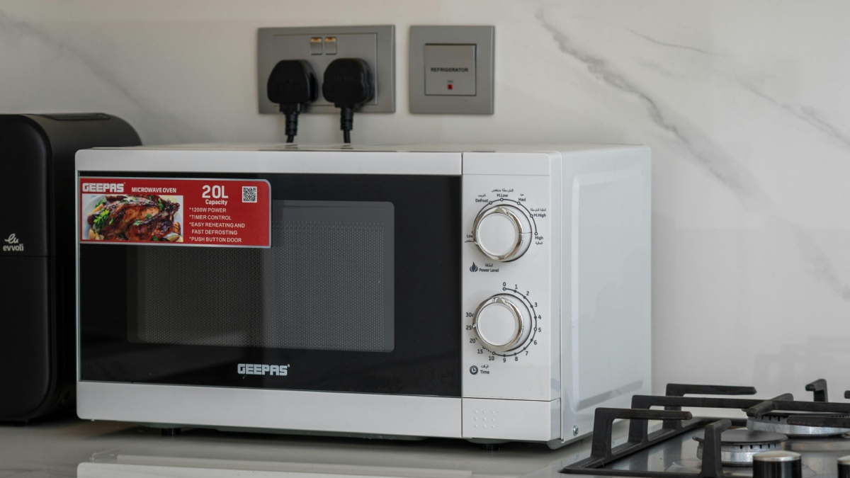 A ciência explica por que a radiação do micro-ondas é inofensiva.