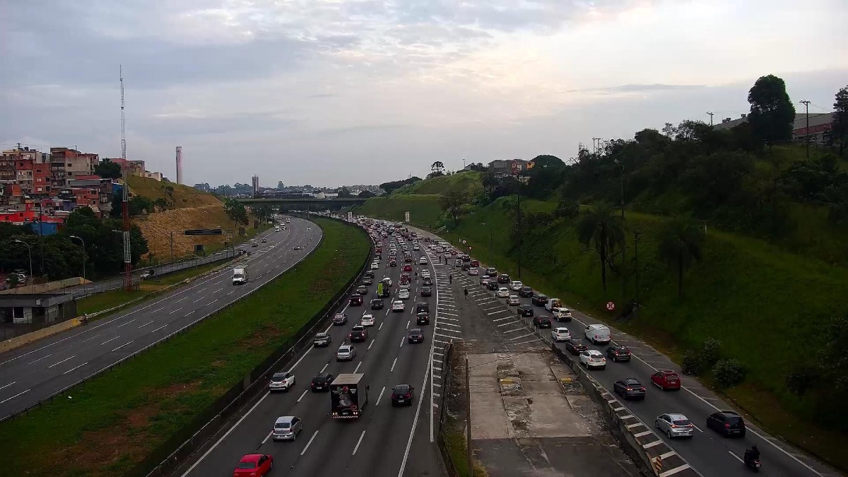 A Rodovia Anchieta apresenta tráfego lento do km 31 ao km 40, no sentido Litoral, em razão de uma operação comboio