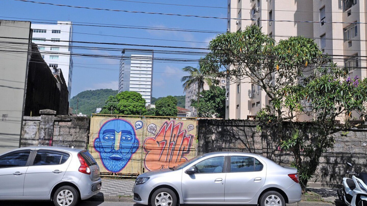 Dois terrenos públicos localizados na Avenida Ana Costa foram colocados à venda durante o governo Bolsonaro