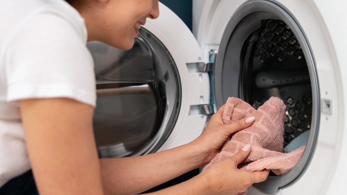 Outro ponto importante é sempre lavar as toalhas em temperatura a partir de 60 graus Celsius