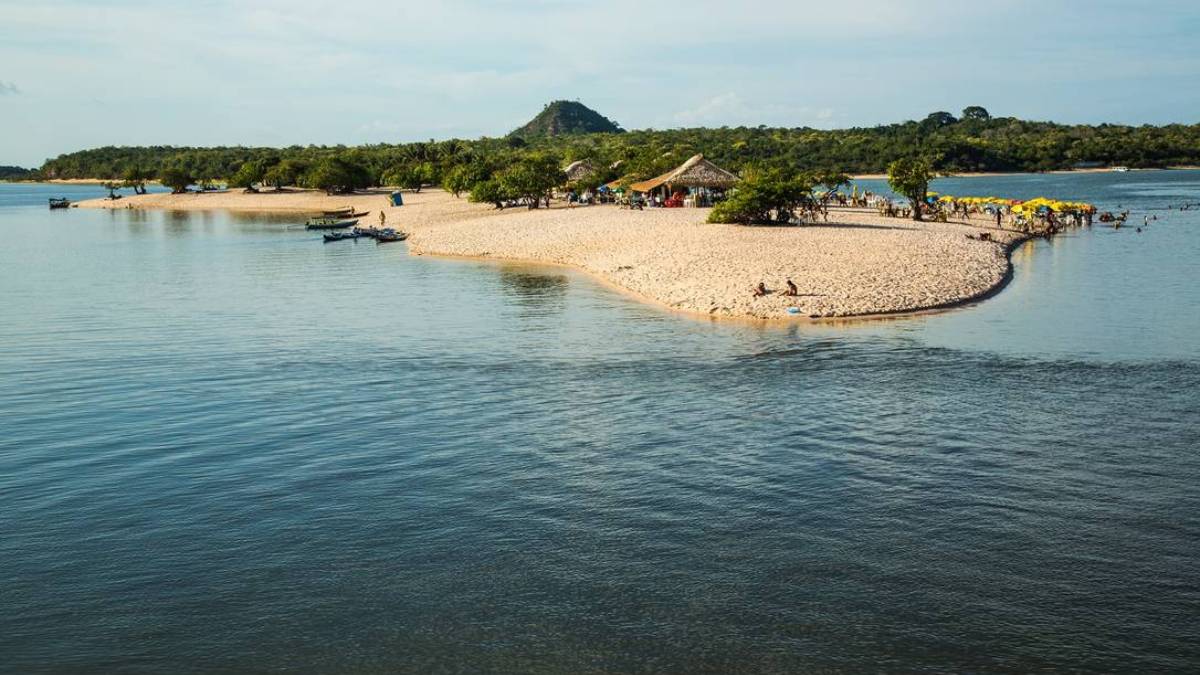 Em suma, Alter do Chão fica a 37 quilômetros de Santarém, no oeste do Pará, e o acesso pode ser feito de várias formas