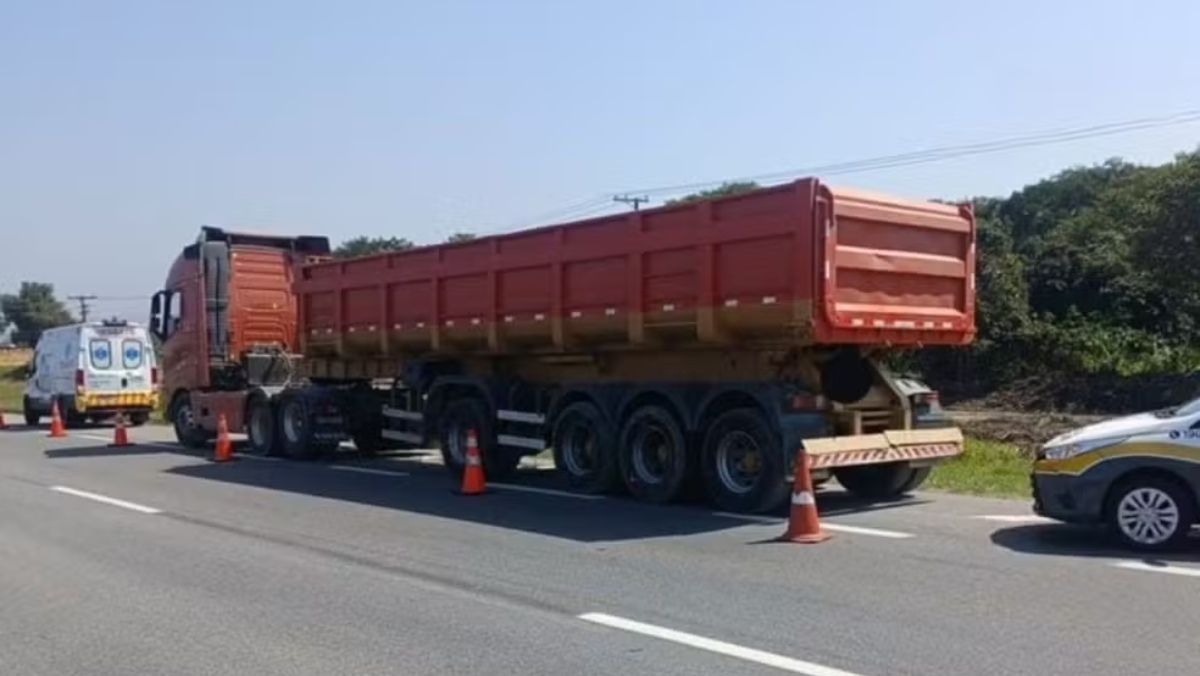 Um pedestre perdeu a vida ao ser atropelado por uma carreta na Rodovia Padre Manoel da Nóbrega