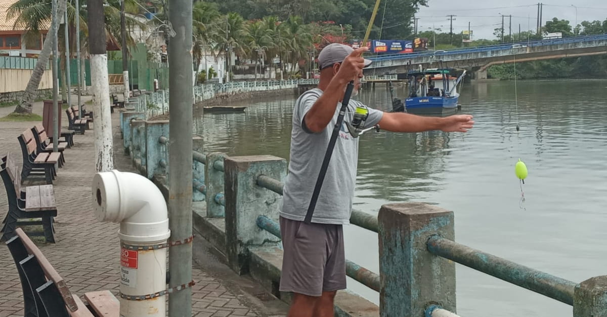 Pescadores recebem o kit com bolsa ecológica, chapéu e caixa de materiais de pesca em Itanhaém