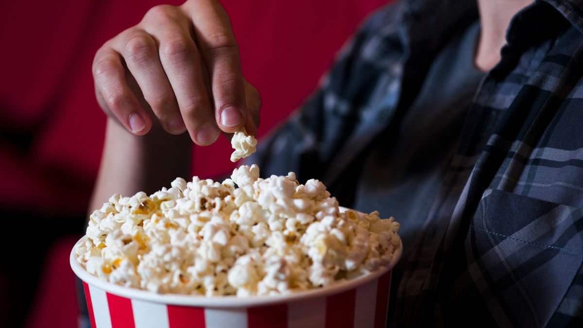Saiba como a pipoca dos filmes pode prejudicar sua saúde digestiva