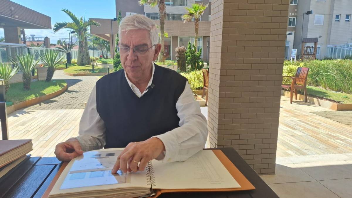 Marcos Sergl mostra parte de seu grande acervo da coleção de selos; alguns deles são valiosos, como os da época do Brasil Colônia