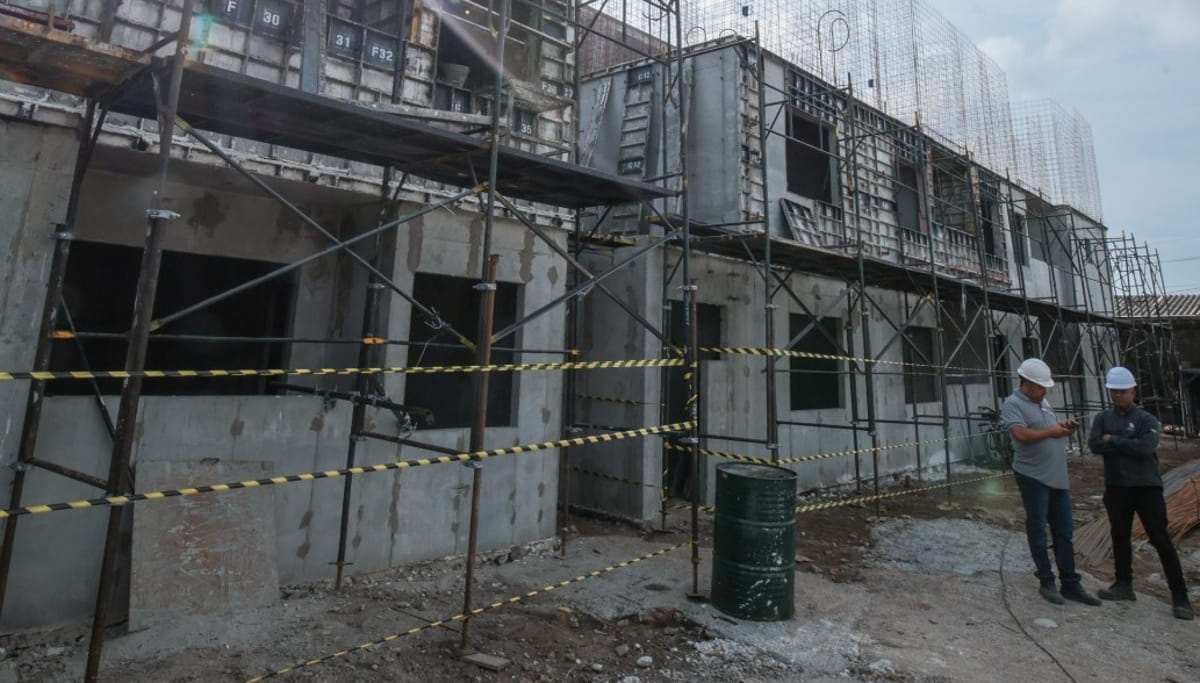 Os apartamentos foram projetados para oferecer conforto, com dois quartos, sala, cozinha e área de serviço