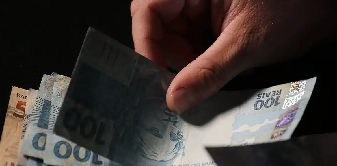 A psicologia explica o hábito de guardar o dinheiro das maiores para as menores notas