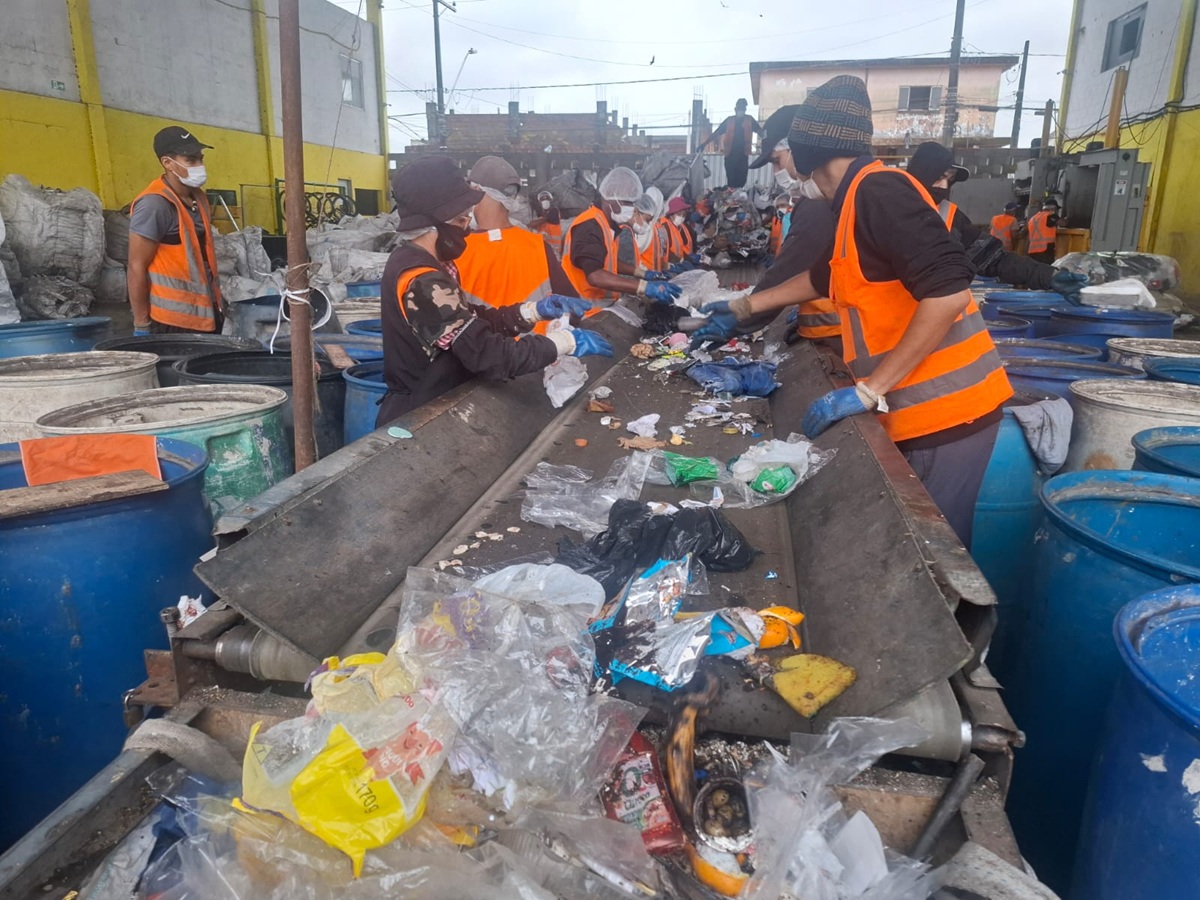 Cooperativa de reciclagem trabalha para transformar lixo e também vidas destruídas pelo vício