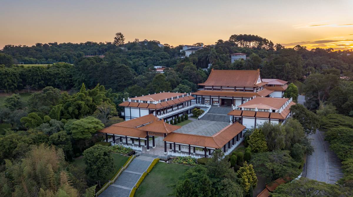 O templo Zu Lai, em Cotia, se destaca por ser o maior templo budista da América Latina