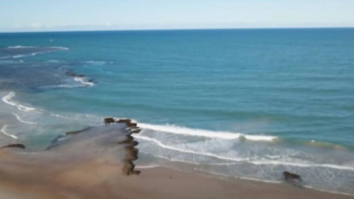 A Praia de Itaquena encanta por sua tranquilidade surreal e beleza natural impressionante
