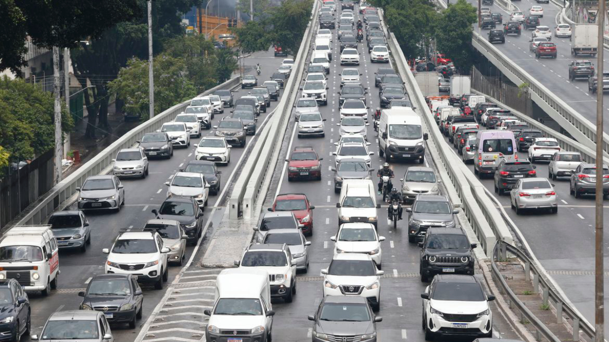 A fiscalização é feita tanto por equipamentos eletrônicos quanto por agentes de trânsito