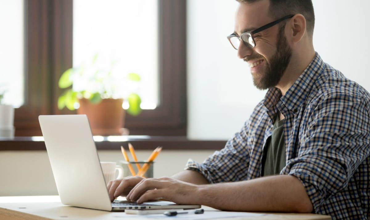 Freelancers em áreas técnicas chegam a faturar até R$ 20 mil por mês, mesmo atuando em regime de meio período, segundo relatórios do setor