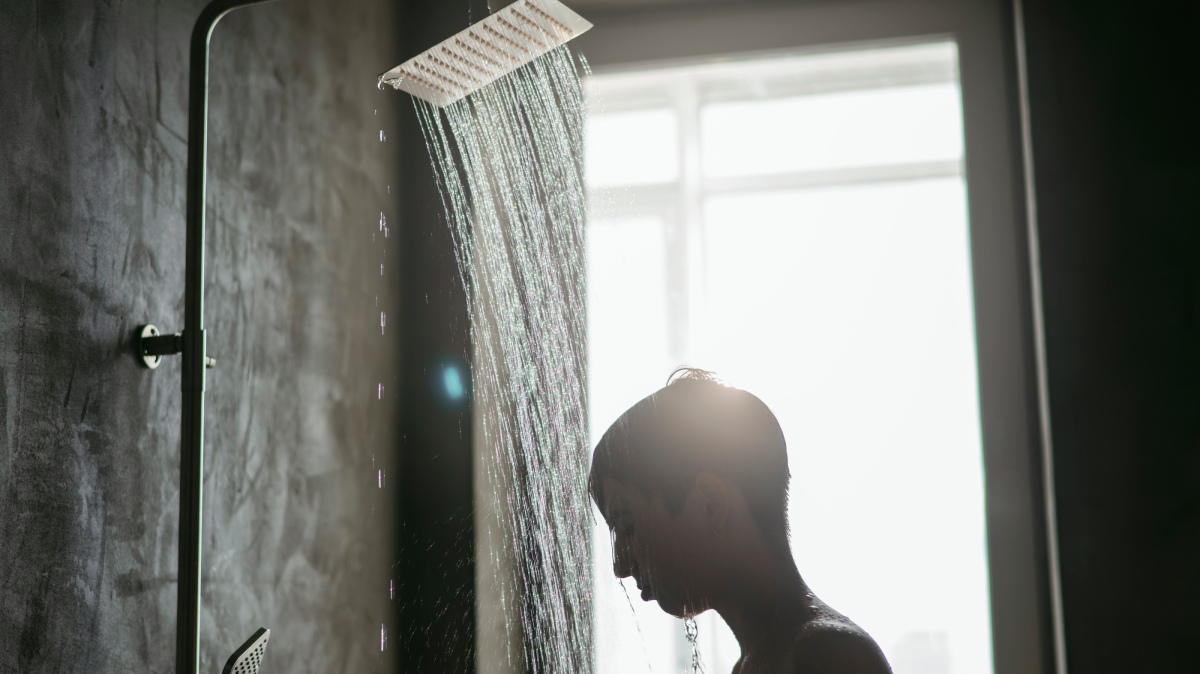 Um banho antes de dormir pode ser muito mais do que um gesto automático