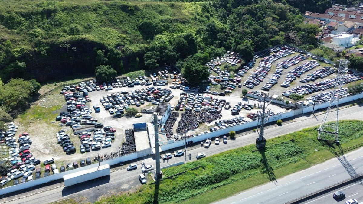 Além da falta de alvará, a Translitoral acumula débitos de IPTU referentes a 2024 e 2025, dívidas de ISS, e não repassa, desde janeiro, a arrecadação obtida com os veículos apreendidos