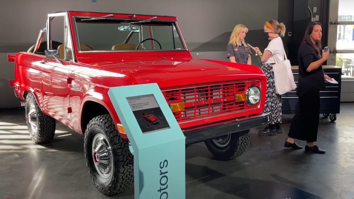 Sydney Sweeney restaurou um Ford Bronco 1969 com a ajuda do pai de uma amiga