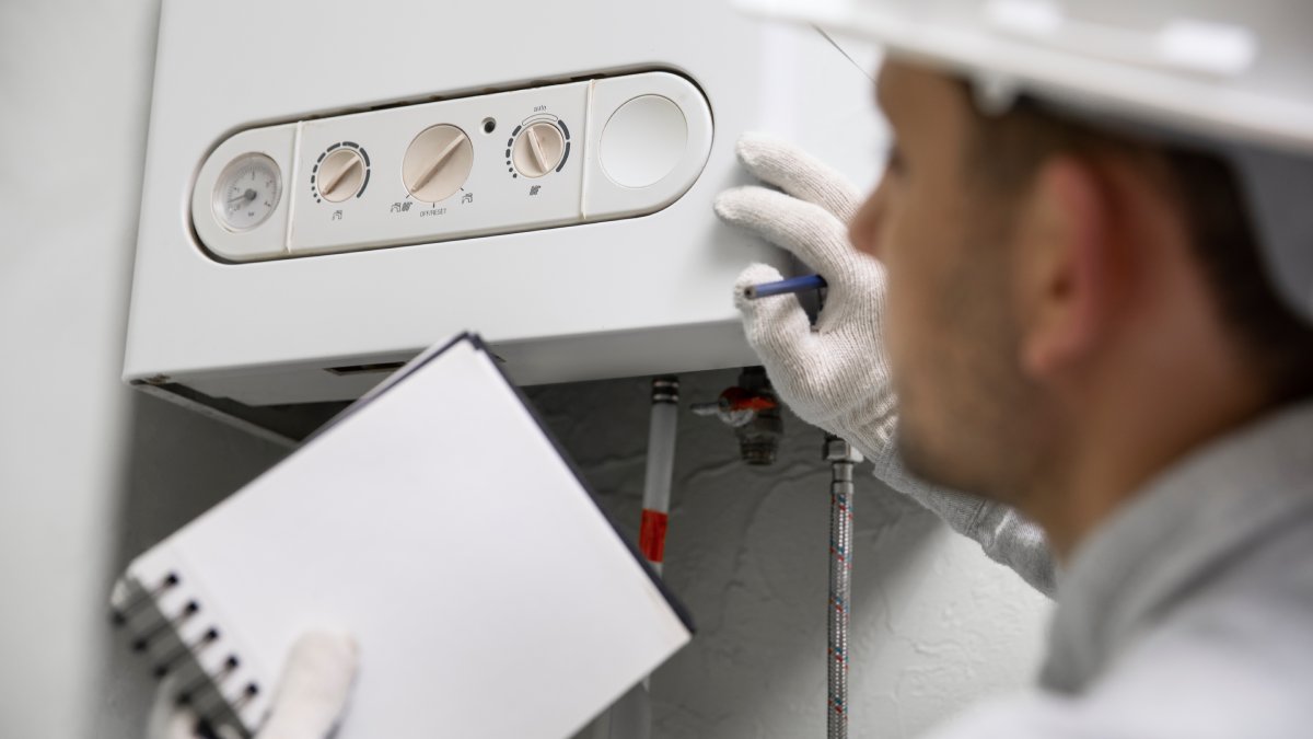 Escolher modelos eficientes e fazer manutenções periódicas ajuda a evitar desperdícios