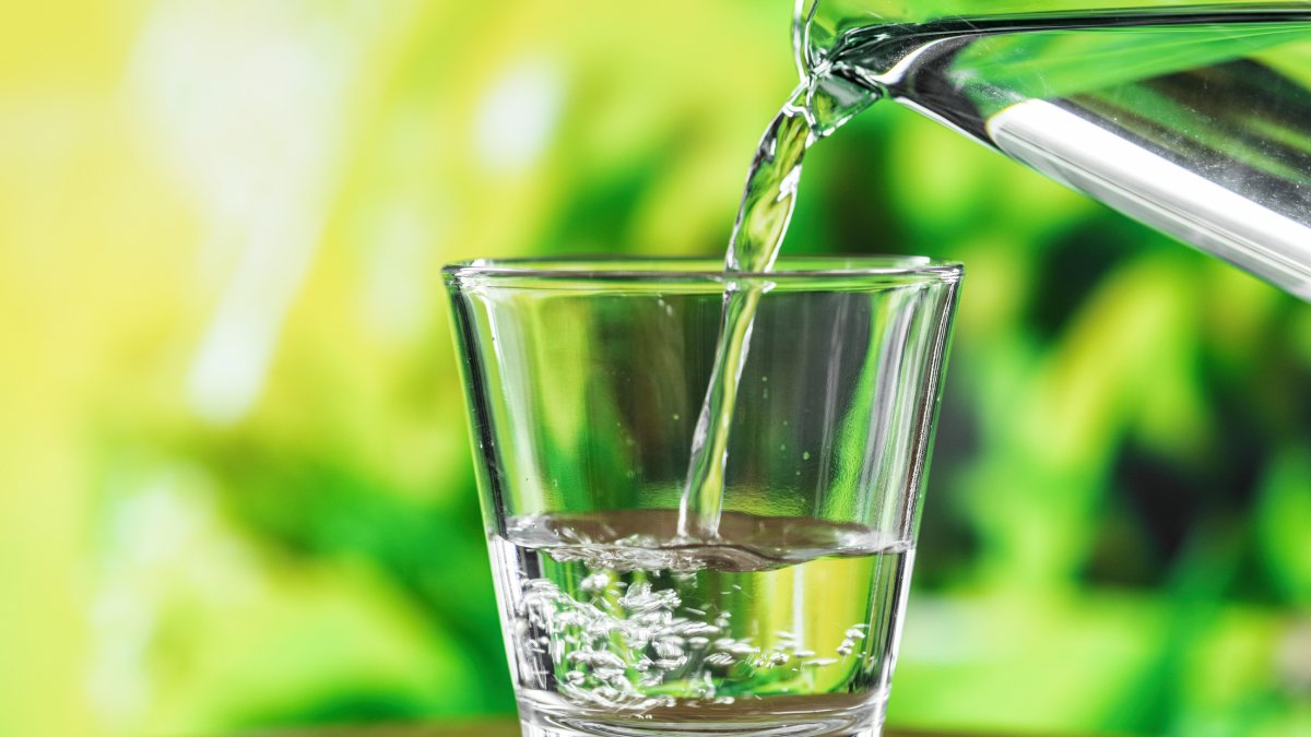 Pesquisadores chineses descobriram uma forma acessível de eliminar microplásticos da água