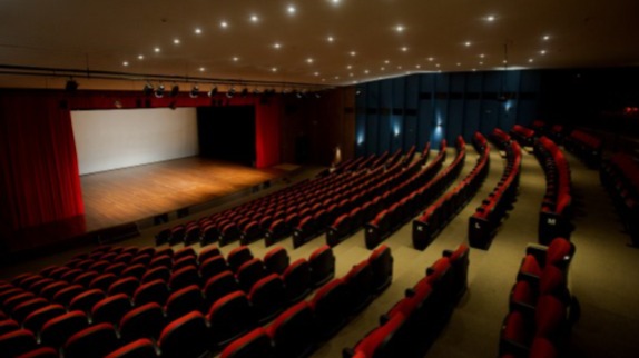 Para assistir, basta trocar 1 sabonete ou 1 pasta de dente por um ingresso solidário