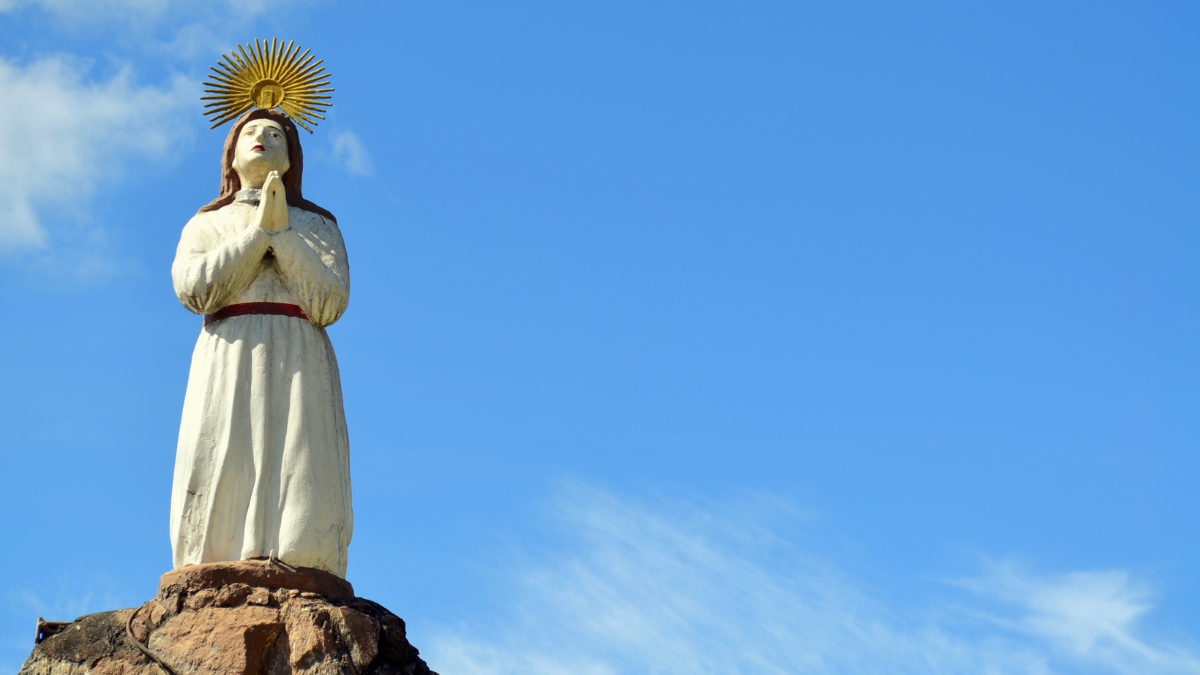 A devoção à Santa Branca deu origem ao município e é celebrada todo mês de setembro