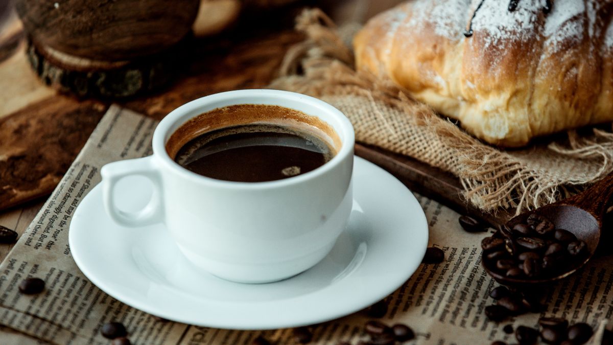 Estudo mostra que a cafeína pode reduzir a eficácia de antibióticos, levantando alertas sobre como hábitos simples, como o tradicional cafezinho, influenciam nossa saúde