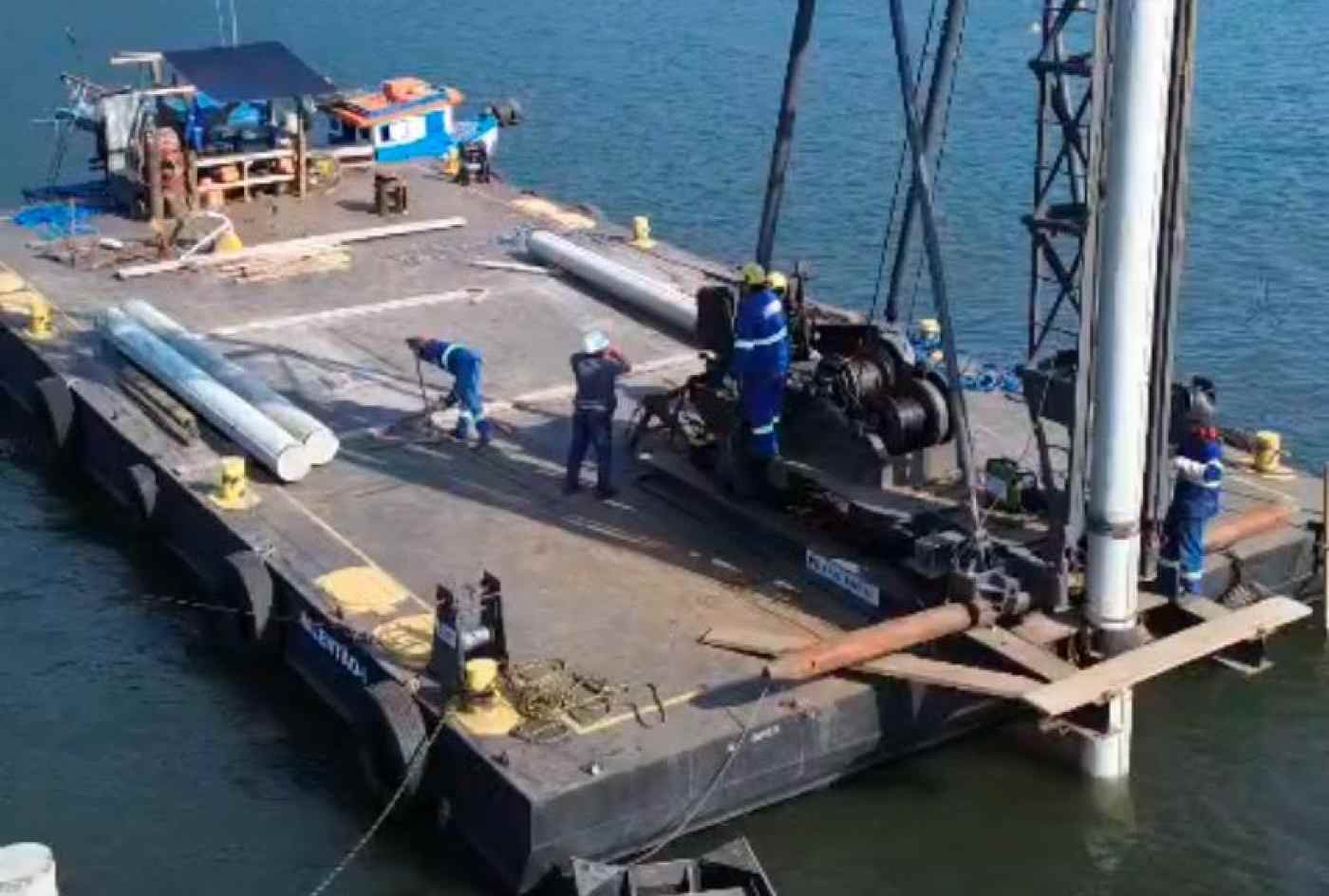 Ao todo, foram fincadas 53 estacas de concreto com 35 metros de profundidade. Trinta e cinco delas foram cravadas no braço maior do Canal de Bertioga, oito no braço menor e outras dez na área destinada à fonte