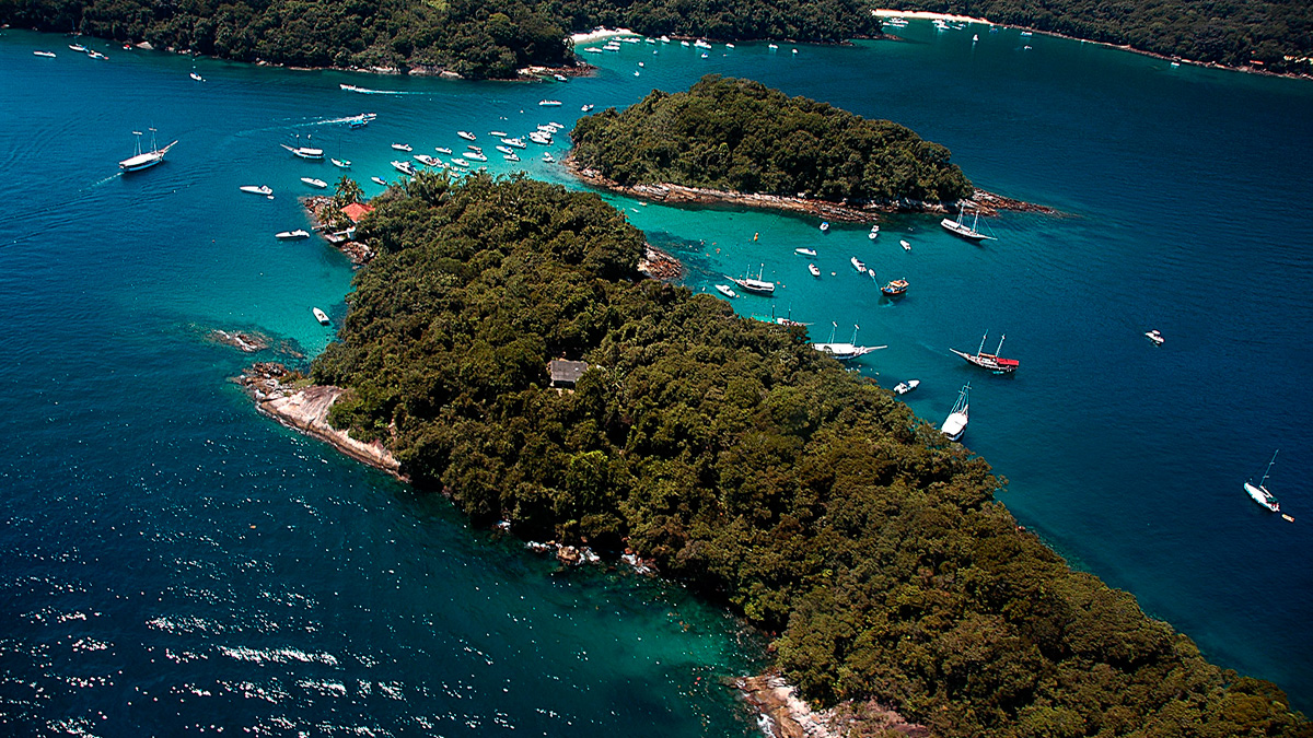 Ilha Grande, em Angra dos Reis, é famosa por suas águas cristalinas e trilhas que atraem milhares de turistas todos os anos.