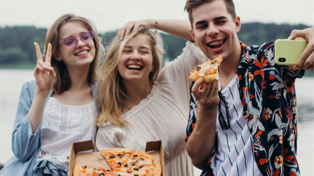 Participar de diversos grupos sociais pode aumentar a felicidade, aponta estudo