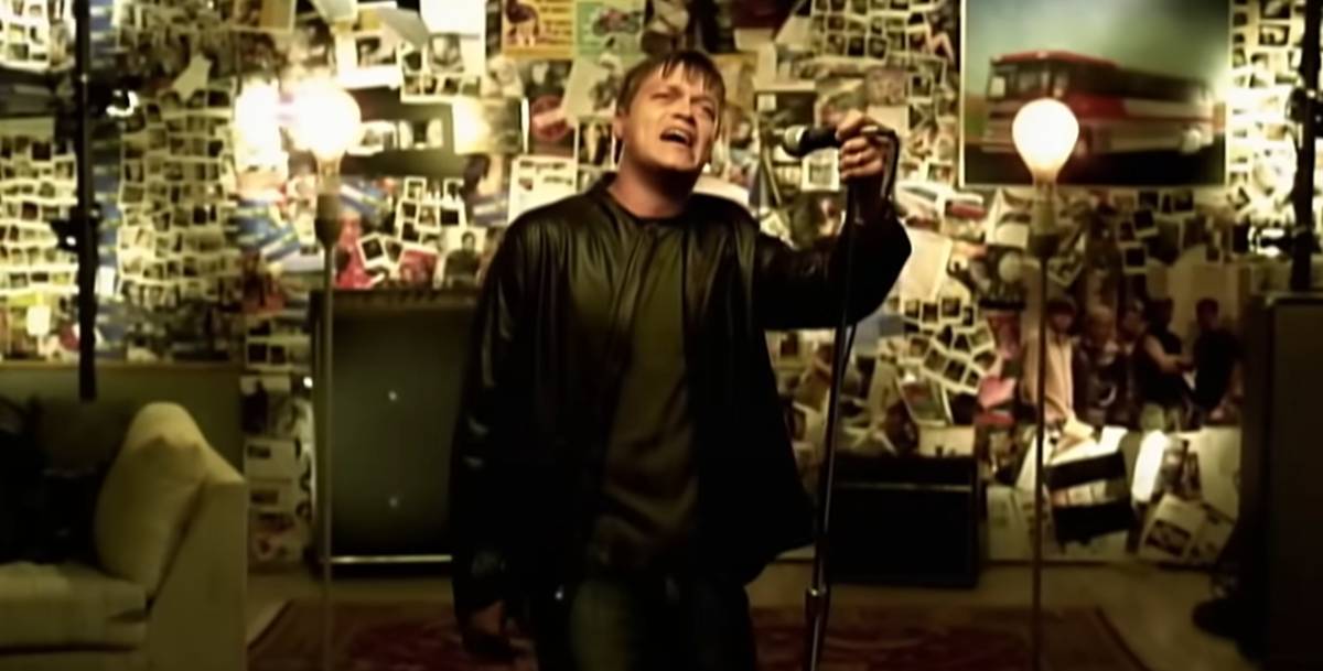 Arnold é vocalista e membro fundador do 3 Doors Down, banda formada em 1996 em Escatawpa, Mississippi