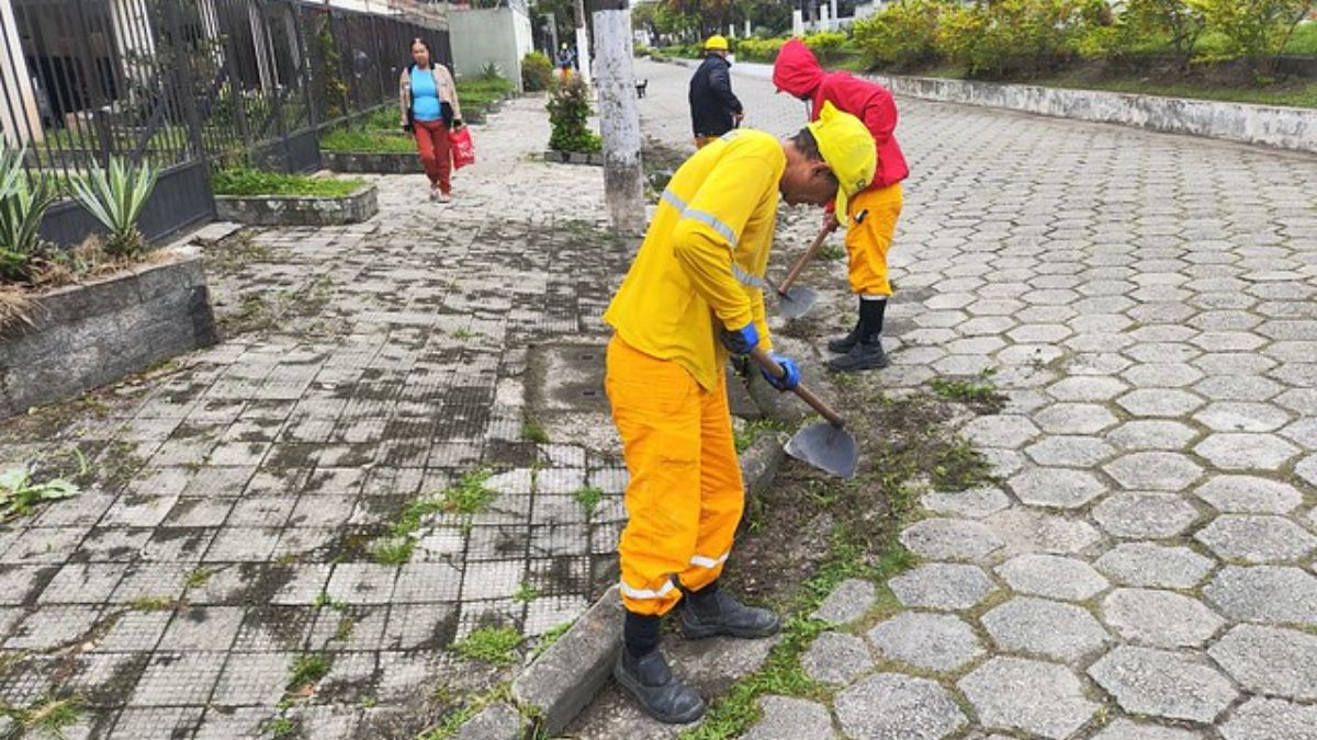 A Seurb está realizando a limpeza de canais e capinação de lotes no Guarujá