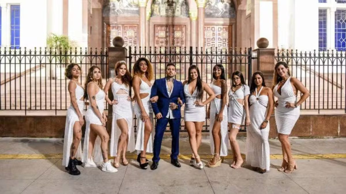 Influenciador que viveu com 10 esposas coloca à venda cama gigante; entenda o caso