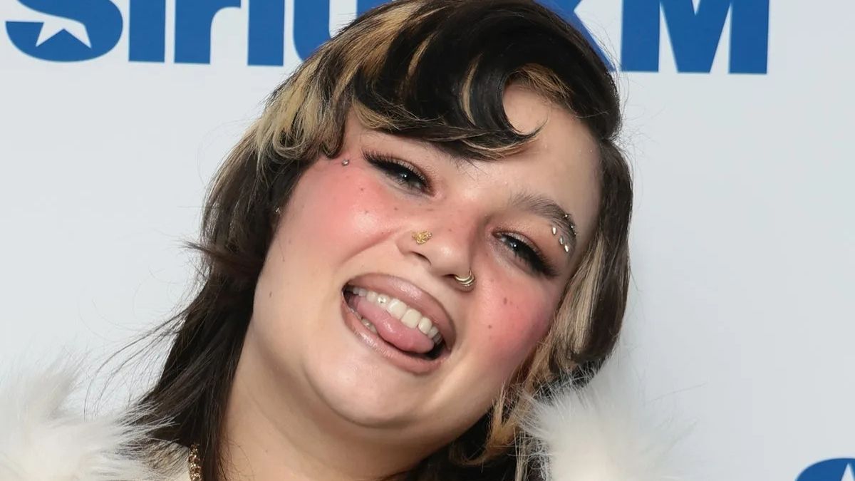 Confirmada no Lollapalooza 2026, cantora cancela todos os shows após colapso; saiba o que aconteceu