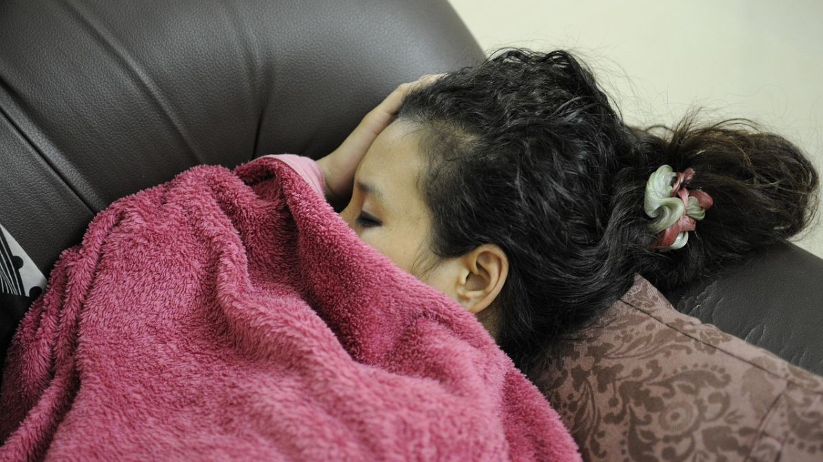 Especialistas não recomendam dormir com a boca tapada