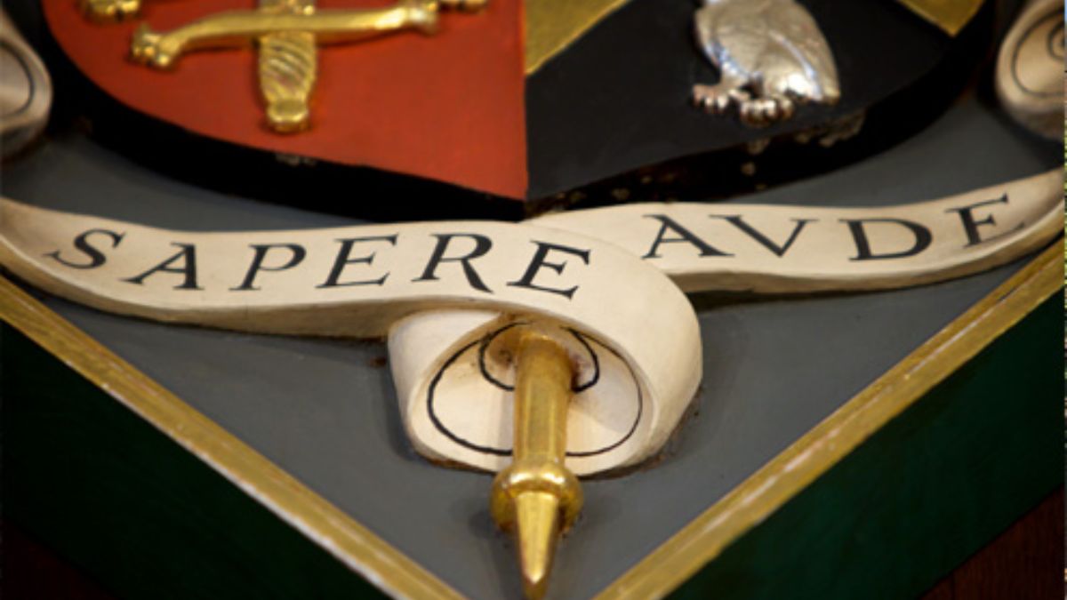 A expressão em latim que atravessou séculos, continua sendo um símbolo de coragem e pensamento crítico nos dias atuais