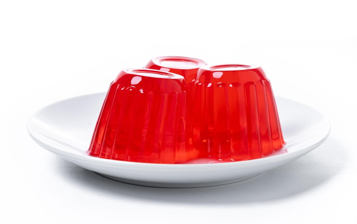 A gelatina reúne características que a tornam uma opção estratégica para pacientes debilitados, com dificuldades de deglutição ou com restrição alimentar.