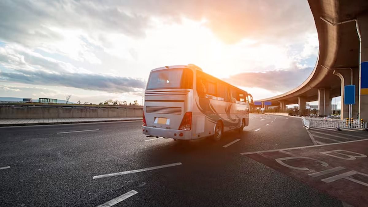 Operada pela empresa Trans Acreana, essa jornada é uma verdadeira aventura sobre rodas, e revela uma nova maneira de explorar a América do Sul