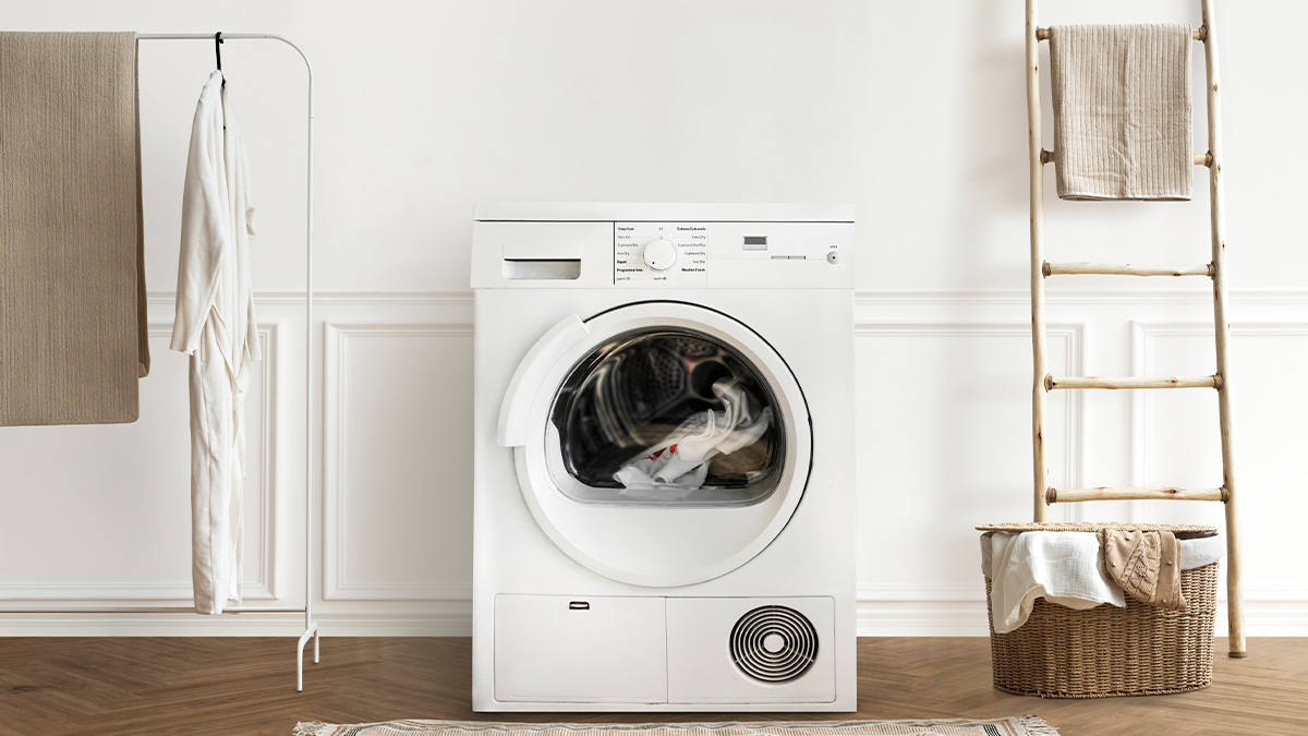 A maquina de lavar no banheiro é uma solução comum em muitos lares, mas nem sempre agrada aos olhos.