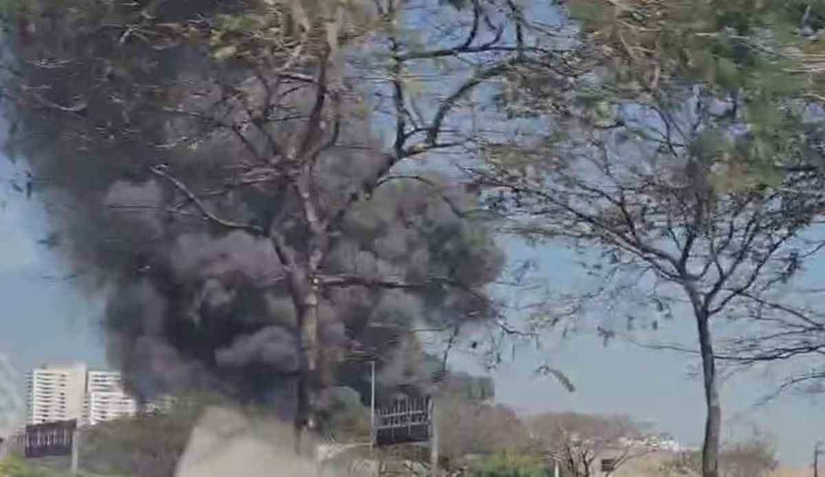 Na região, a fumaça pôde ser vista invadindo o azul do céu em diversos pontos diferentes