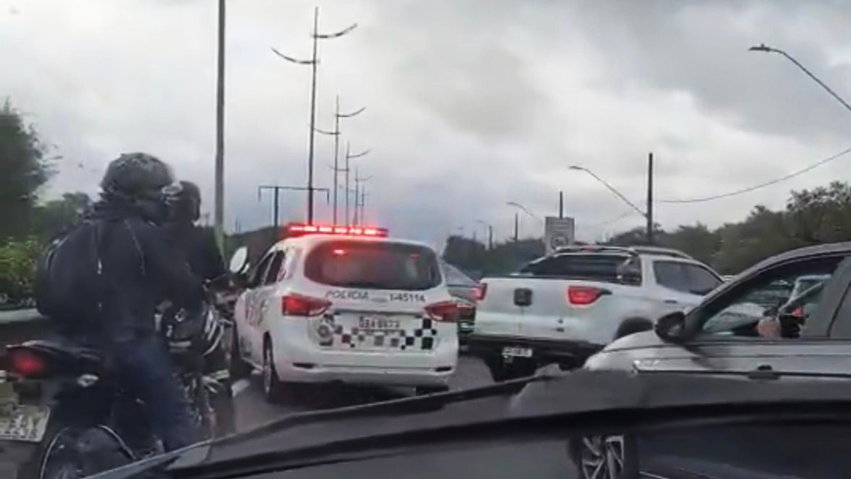 De acordo com testemunhas, os assaltantes atacaram veículos que transitavam pela via