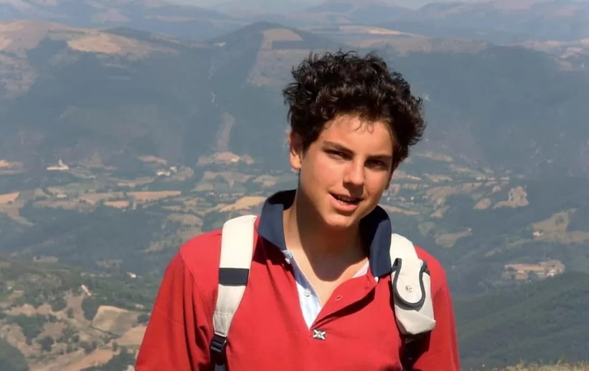 Carlo Acutis morreu em 2006, aos 15 anos, vítima de leucemia, e ganhou destaque por usar a internet como ferramenta de evangelização