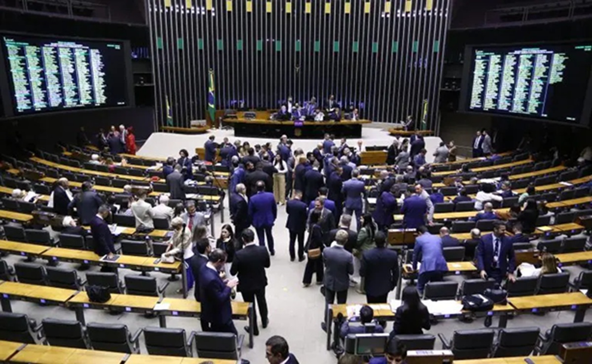 Câmara dos Deputados aprovou nesta terça-feira (16) a chamada 'PEC da Blindagem'