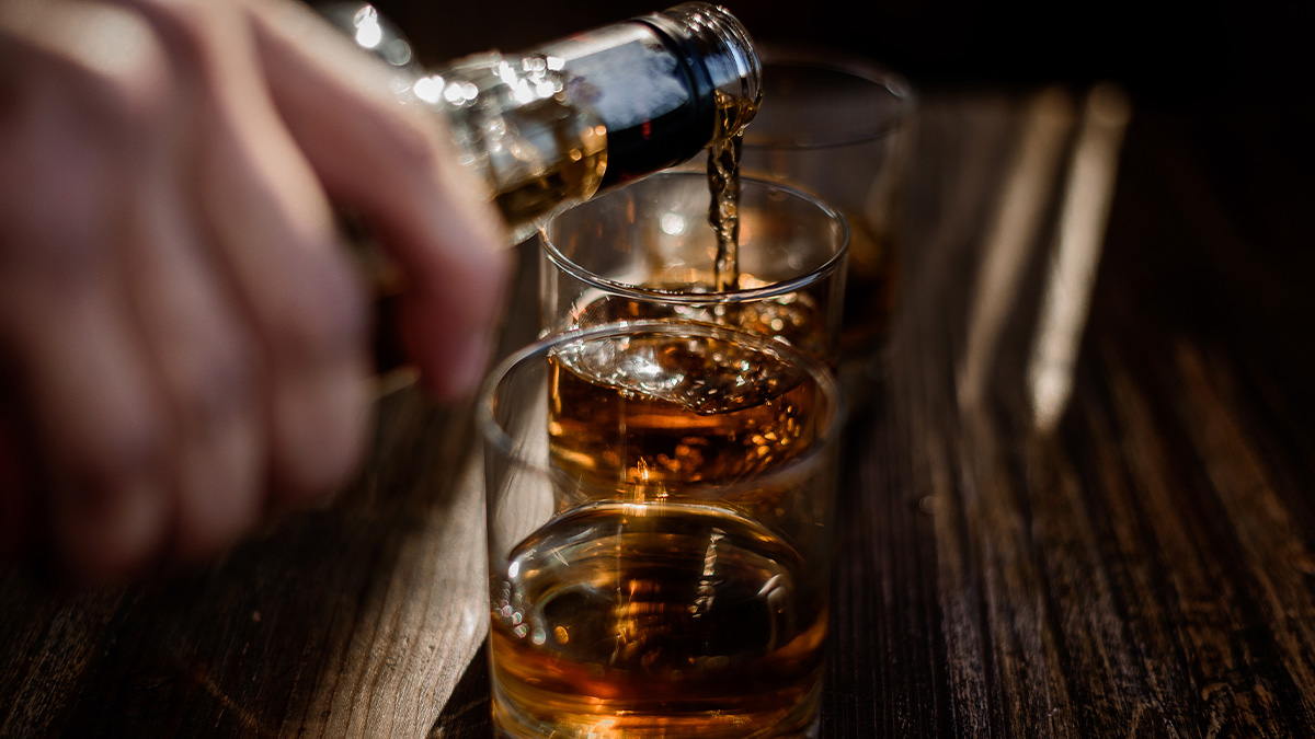 Entre os casos analisados, estão quatro jovens, dois homens e duas mulheres, que passaram mal após ingerir gin adquirido em uma adega na região da Cidade Dutra