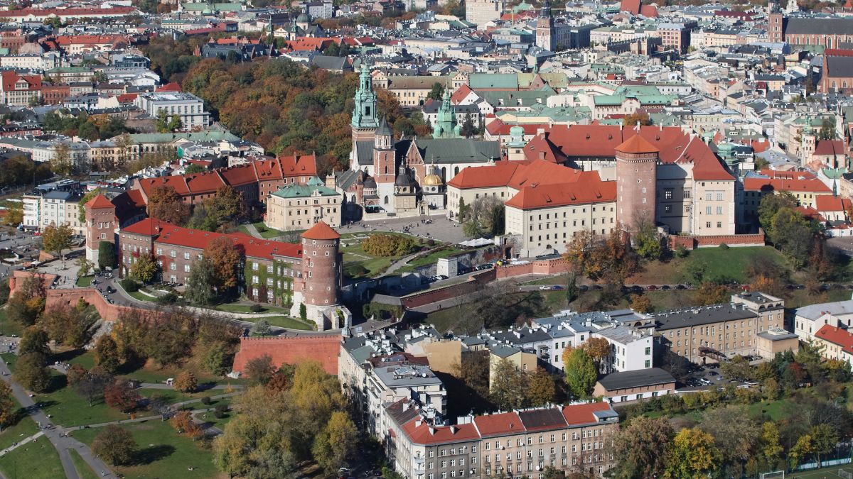 Com ruas charmosas, praças escondidas e monumentos preservados, o centro histórico de Cracóvia desbancou Nápoles e conquistou o título de mais belo da Europa